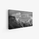 لوحات مناظر طبيعية جبال شامخة بلونين رمادي وأبيض تحت سماء غائمة، لوحات فخمة، لوحات جدارية للمنزل.