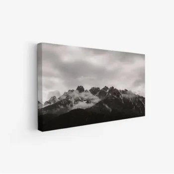 لوحات مناظر طبيعية جبال مغطاة بالغيوم بألوان رمادية وسوداء، جو هادئ ومهيب. لوحات فخمة، لوحات جدارية للمنزل، لوحات أنيقة.