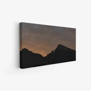 لوحات مناظر طبيعية تعكس جبالًا داكنة تحت سماء غائمة بألوان دافئة، لوحات جدارية أنيقة، لوحات فخمة.