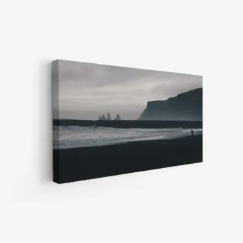 لوحات مناظر طبيعية تعكس سحر البحر والجبال تحت سماء غائمة، ألوان داكنة وهادئة. لوحات فخمة، لوحات جدارية للمنزل، لوحات أنيقة.