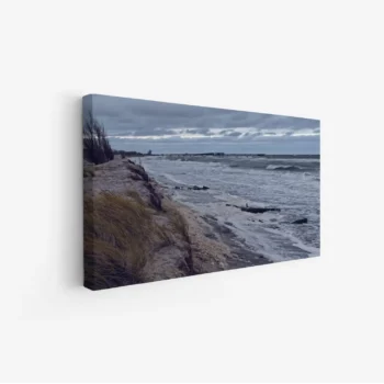 لوحات مناظر طبيعية تعكس شاطئًا هادئًا مع أمواج متلاطمة وأجواء غائمة، ألوان رمادية وزرقاء. لوحات فخمة، لوحات جدارية للمنزل، لوحات أنيقة.