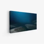 لوحات مناظر طبيعية تحت الماء بألوان زرقاء عميقة وصخور هادئة، جو سلمي ومريح. لوحات فنية عصرية، لوحات جدارية للمنزل، لوحات أنيقة.