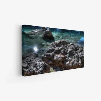 لوحات مناظر طبيعية تعكس صفاء المياه الزرقاء وصخور طبيعية، جو هادئ ومريح. لوحات فخمة، لوحات جدارية للمنزل، لوحات أنيقة.