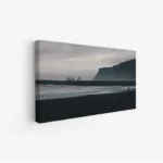 لوحات مناظر طبيعية تعكس سحر البحر والجبال تحت سماء غائمة، بألوان رمادية وزرقاء هادئة. لوحات فخمة، لوحات جدارية للمنزل، لوحات أنيقة.