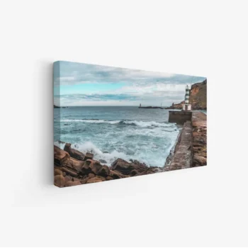 لوحات مناظر طبيعية تعكس أمواج البحر الزرقاء وصخور الشاطئ تحت سماء غائمة، لوحات فخمة، لوحات جدارية للمنزل.
