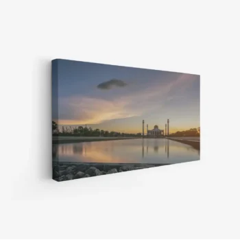 لوحات مناظر طبيعية تعكس غروب الشمس فوق بحيرة هادئة مع معالم معمارية، ألوان دافئة وجو سلمي. لوحات فخمة، لوحات جدارية للمنزل، لوحات أنيقة.