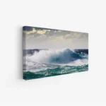 لوحات مناظر طبيعية تعكس أمواج البحر الزرقاء تحت سماء غائمة، جو هادئ ومريح. لوحات فخمة، لوحات جدارية للمنزل، لوحات أنيقة.