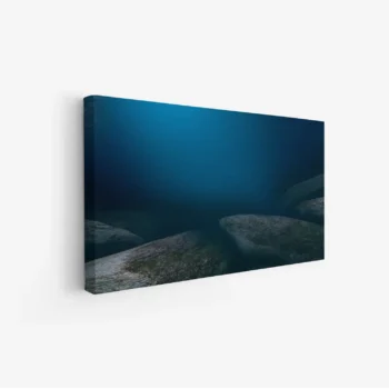 لوحات مناظر طبيعية تحت الماء بألوان زرقاء داكنة وصخور مغمورة، جو هادئ ومريح. لوحات فخمة، لوحات جدارية للمنزل، لوحات أنيقة.