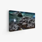 لوحات مناظر طبيعية تعكس جمال الصخور والمياه الزرقاء الهادئة، أجواء مريحة ومشرقة. لوحات فخمة، لوحات جدارية للمنزل، لوحات أنيقة.