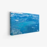 لوحات مناظر طبيعية تعكس جمال البحيرات الزرقاء والجبال المحيطة، أجواء هادئة ومريحة. لوحات فخمة، لوحات جدارية للمنزل، لوحات أنيقة.