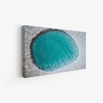 لوحات مناظر طبيعية تتضمن بحيرة زرقاء محاطة بحواف بيضاء، أجواء هادئة ومريحة، لوحات جدارية للمنزل، لوحات فنية عصرية.