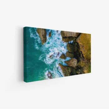 لوحات مناظر طبيعية تعكس أمواج البحر الزرقاء وصخور الشاطئ، جو هادئ ومريح. لوحات جدارية للمنزل، لوحات فخمة، لوحات أنيقة.