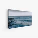 لوحات مناظر طبيعية تعكس أمواج البحر الزرقاء تحت سماء غائمة، جو هادئ ومريح. لوحات فخمة، لوحات جدارية للمنزل، لوحات أنيقة.
