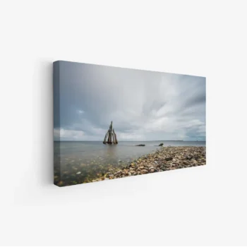 لوحات مناظر طبيعية تعكس بحرًا هادئًا مع صخور وشجرات، ألوان رمادية وزرقاء، جو سلمي. لوحات فخمة، لوحات جدارية للمنزل، لوحات أنيقة.