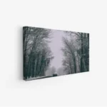 لوحة غابات شتوية بأشجار مغطاة بالثلوج وأجواء ضبابية تعكس السكون والهدوء، لوحات طبيعة، لوحات كانفاس.