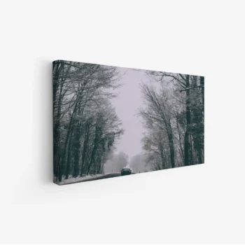 لوحة غابات شتوية بأشجار مغطاة بالثلوج وأجواء ضبابية تعكس السكون والهدوء، لوحات طبيعة، لوحات كانفاس.