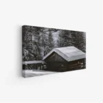 لوحة طبيعة هادئة مع كوخ خشبي محاط بأشجار مغطاة بالثلوج، أجواء هادئة وساحرة، لوحات طبيعة، لوحات كانفاس.