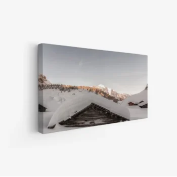 لوحة جبال مغطاة بالثلوج مع ألوان دافئة في الأفق، تعكس هدوء الطبيعة، لوحات مناظر طبيعية، لوحات كانفاس.