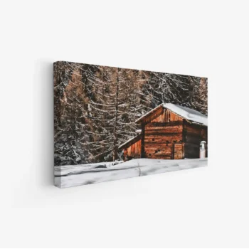لوحة طبيعة هادئة مع كوخ خشبي محاط بأشجار مغطاة بالثلوج وألوان دافئة، لوحات طبيعة، لوحات كانفاس.