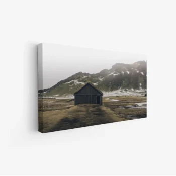 لوحة طبيعة هادئة مع منزل خشبي محاط بتضاريس جبلية ضبابية وألوان ترابية دافئة، لوحات طبيعة، لوحات كانفاس.