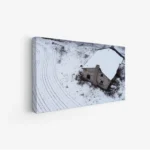 لوحة طبيعة هادئة تظهر منزلًا مهجورًا محاطًا بالثلوج البيضاء، أجواء هادئة وسكون، لوحات طبيعة، لوحات كانفاس.