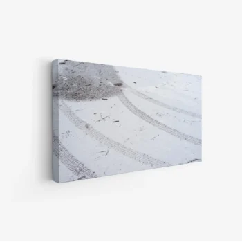 لوحة طبيعة هادئة بتفاصيل أثر الإطارات على الرمال بلون رمادي فاتح، تعكس هدوء المكان، لوحات طبيعة، لوحات كانفاس.