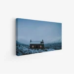 لوحة طبيعة هادئة لمنزل حجري محاط بالثلوج تحت سماء رمادية، تعكس أجواء السكون والهدوء، لوحات طبيعة، لوحات كانفاس.
