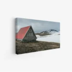 لوحة طبيعة هادئة تضم كوخًا خشبيًا بلون أحمر وسط مناظر جبلية وثلوج، تعكس أجواء السكون، لوحات طبيعة، لوحات كانفاس.