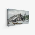 لوحة طبيعة هادئة تعكس كوخًا خشبيًا محاطًا بالثلوج والأشجار الخضراء تحت سماء غائمة، لوحات طبيعة، لوحات كانفاس.