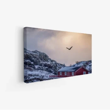 لوحة جبال مع منزل أحمر محاط بالصخور الثلجية وأجواء غائمة تعكس الهدوء، لوحات طبيعة، لوحات كانفاس.