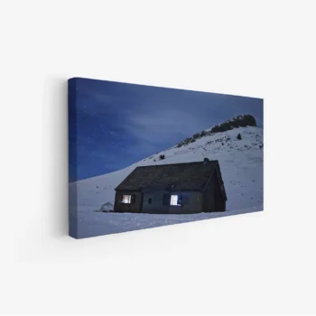 لوحة منظر ليلي لمنزل في الثلوج تحت سماء مرصعة بالنجوم، أجواء هادئة وساحرة، لوحات طبيعة، لوحات كانفاس.