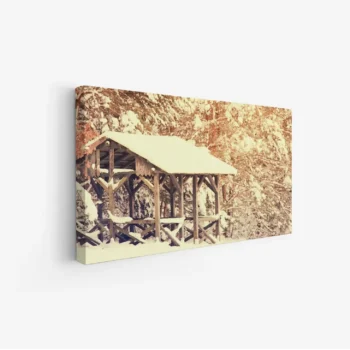 لوحة طبيعة هادئة مع كوخ مغطى بالثلوج وسط أشجار خضراء، أجواء دافئة وهادئة، لوحات طبيعة، لوحات كانفاس.