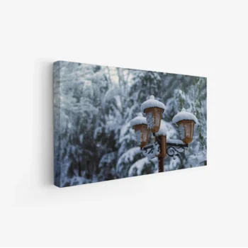 لوحة طبيعة هادئة مع مصابيح مضاءة تحت الثلوج البيضاء، أجواء شتوية ساحرة، لوحات طبيعة، لوحات كانفاس.