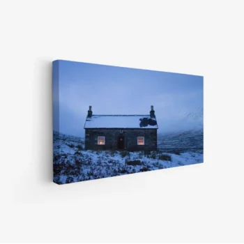 لوحة طبيعة هادئة مع منزل حجري محاط بالثلوج وأضواء دافئة، أجواء هادئة وساحرة، لوحات مناظر طبيعية، لوحات كانفاس.