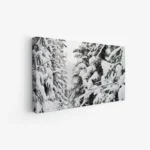 لوحة غابات مغطاة بالثلوج بألوان بيضاء وخضراء، تعكس هدوء الشتاء وجمال الطبيعة، لوحات طبيعة، لوحات كانفاس.