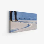 لوحة شتاء مع آثار زلاجات على الثلج الأبيض تحت سماء زرقاء، جو هادئ ومريح، لوحات طبيعة، لوحات كانفاس.