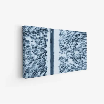 لوحة غابات مغطاة بالثلوج مع طريق يمر وسط الأشجار، ألوان باردة تعكس الهدوء، لوحات طبيعة، لوحات كانفاس.