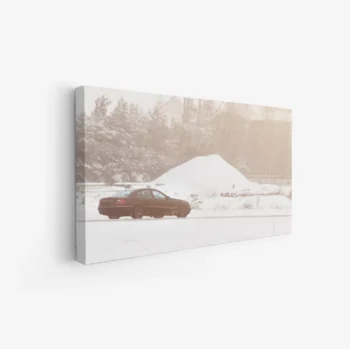 لوحة طبيعة ثلجية مع سيارة سوداء محاطة بالثلوج والأشجار، أجواء هادئة وساحرة، لوحات طبيعة، لوحات كانفاس.