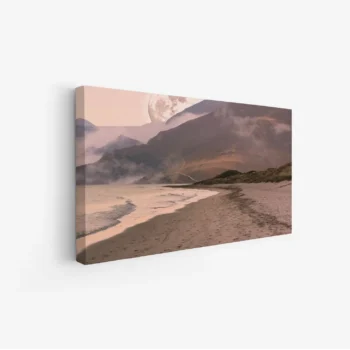 لوحات مناظر طبيعية لشاطئ هادئ مع جبال ضبابية وألوان دافئة، جو رومانسي ومريح. لوحات فنية عصرية، لوحات جدارية للمنزل، لوحات أنيقة.