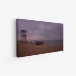 لوحات مناظر طبيعية لشاطئ هادئ مع قارب خشبي وبرج مراقبة، ألوان دافئة وسماء غائمة، لوحات فخمة، لوحات جدارية للمنزل.