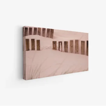 لوحات طبيعة تعكس جمال الرمال الوردية مع أعمدة خشبية، أجواء هادئة ومريحة، لوحات جدارية للمنزل، لوحات فخمة.