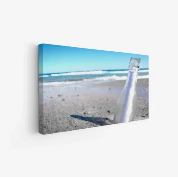 لوحات مناظر طبيعية تضم زجاجة على شاطئ رملي تحت سماء زرقاء، أجواء هادئة ومريحة. لوحات فنية عصرية، لوحات جدارية للمنزل، لوحات أنيقة.