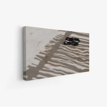 لوحات طبيعة تعكس ظلال الرمال مع صندل أسود، ألوان دافئة وجو هادئ. لوحات فنية عصرية، لوحات جدارية للمنزل، لوحات بسيطة.