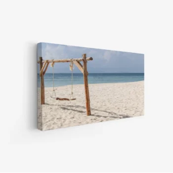 لوحات مناظر طبيعية لشاطئ هادئ مع أرجوحة خشبية، رمال بيضاء ومياه زرقاء صافية، جو مريح. لوحات جدارية للمنزل، لوحات فخمة، لوحات أنيقة.
