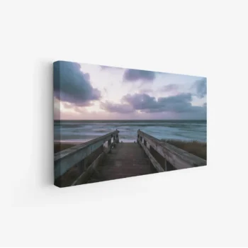 لوحات مناظر طبيعية لجسر خشبي يطل على بحر هائج تحت سماء غائمة بألوان دافئة، لوحات جدارية أنيقة، لوحات مودرن.