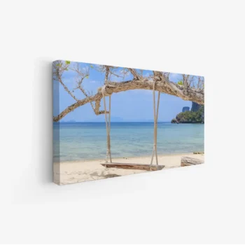 لوحات مناظر طبيعية لشاطئ هادئ مع أرجوحة خشبية تحت شجرة، ألوان زرقاء ورملية، جو مريح. لوحات جدارية للمنزل، لوحات فخمة، لوحات أنيقة.