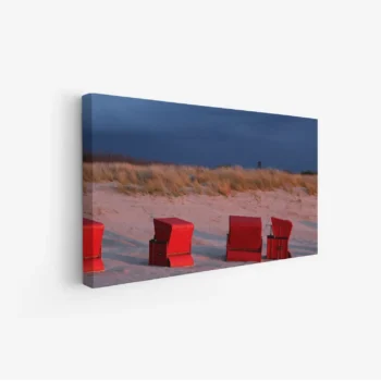 لوحات طبيعة ساحلية بألوان دافئة مع كراسي حمراء على الشاطئ تحت سماء غائمة، لوحات فنية عصرية، لوحات جدارية للمنزل.