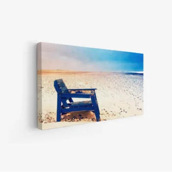 لوحات مناظر طبيعية لشاطئ هادئ مع كرسي أزرق، ألوان زرقاء ورملية، جو مريح ومريح. لوحات فنية عصرية، لوحات جدارية للمنزل، لوحات بسيطة.