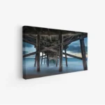 لوحات مناظر طبيعية تحت جسر خشبي يطل على بحر هادئ، ألوان زرقاء ورمادية، جو مريح. لوحات فنية عصرية، لوحات جدارية للمنزل، لوحات أنيقة.