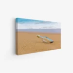 لوحات مناظر طبيعية تضم زجاجة على شاطئ رملي، بألوان زرقاء ورملية، جو هادئ ومريح. لوحات فخمة، لوحات جدارية للمنزل، لوحات أنيقة.